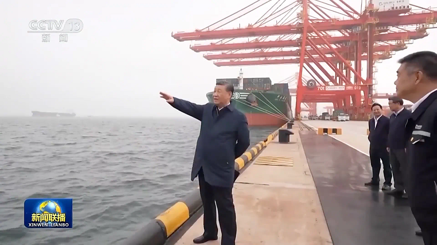 Reformasi dan keterbukaan adalah senjata penting usaha partai dan rakyat untuk melangkah maju mengikuti zaman