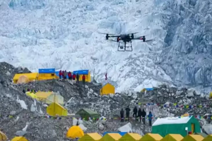 Christina Zhang direktur senior strategi perusahaan DJI mengatakan Kemampuan untuk mengangkut peralatan perlengkapan dan sampah secara aman menggunakan drone berpotensi merevolusi logistik pendakian Everest