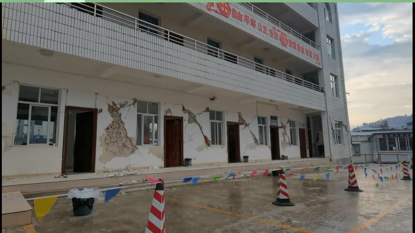 Pusat gempa berada 29 km dari pusat kota Baoshan dan 347 km dari ibukota provinsi Kunming