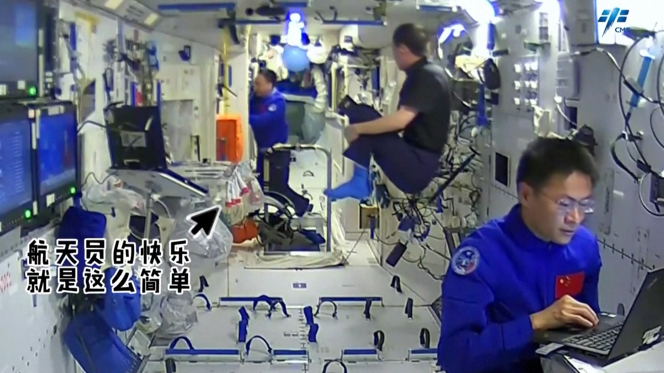 Awak Shenzhou-16 yang terdiri dari Jing Haipeng