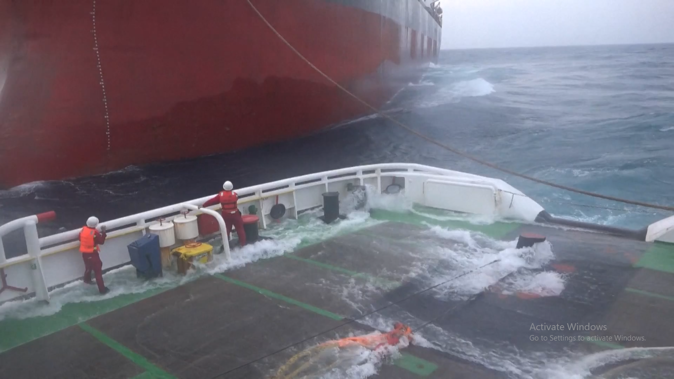 Sebuah kapal kargo asing dengan jumlah awak kapal sebanyak 21 orang telah dievakuasi ke tempat yang aman di muara Sungai Pearl di Tiongkok selatan oleh kapal penyelamat profesional Tiongkok