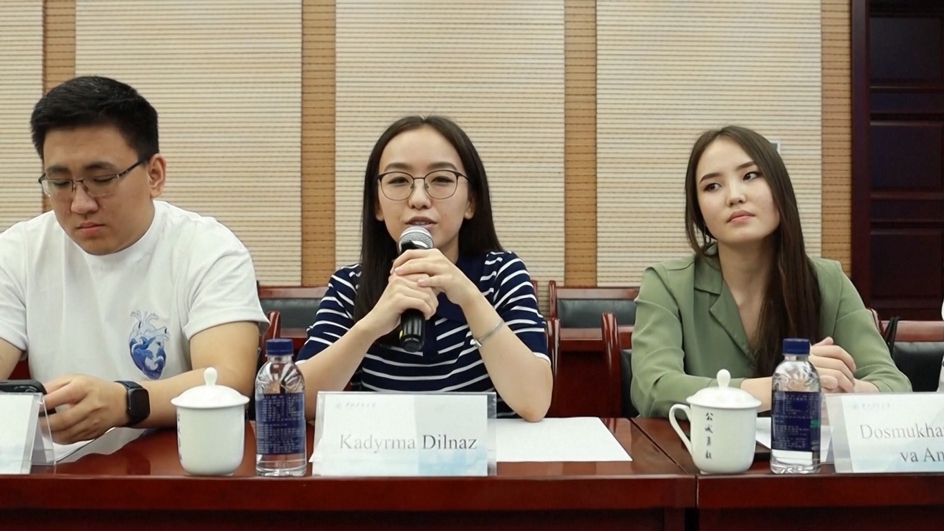 Delapan mahasiswa tersebut merupakan kelompok pertama mahasiswa pascasarjana yang diterima di Kampus Cabang NPU Kazakhstan pada bulan Oktober lalu