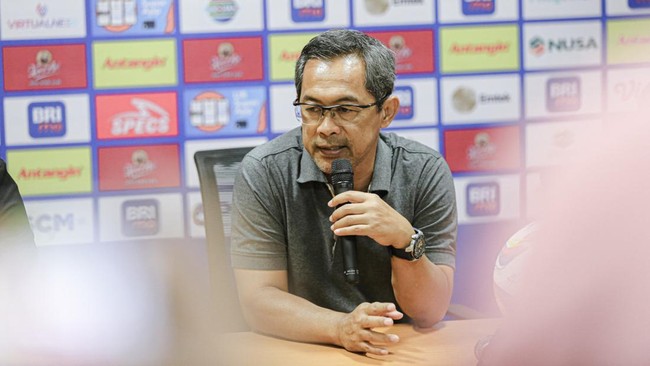 Aji Santoso resmi meninggalkan Persebaya Surabaya setelah mengakhiri kerja sama dengan manajemen tim Bajul Ijo pada Minggu (13/8)