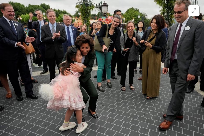 Raimondo mendarat di Beijing pada hari Minggu dan bertemu dengan beberapa pejabat senior Tiongkok sebelum terbang ke Shanghai