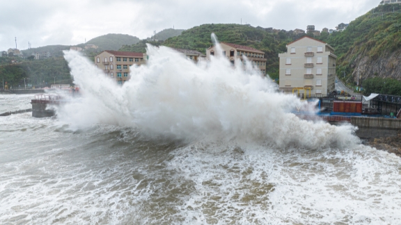 Topan dengan kekuatan angin maksimum di dekat pusatnya mencapai 25 meter per detik