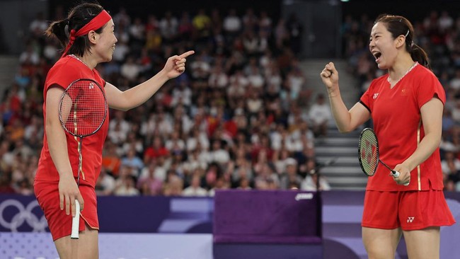 Pasangan ganda putri Tiongkok Chen Qing Chen/Jia Yi Fan meraih emas di cabang olahraga badminton dari nomor ganda putri pada Olimpiade 2024 setelah memenangi laga final di Porte de La Chapelle Arena