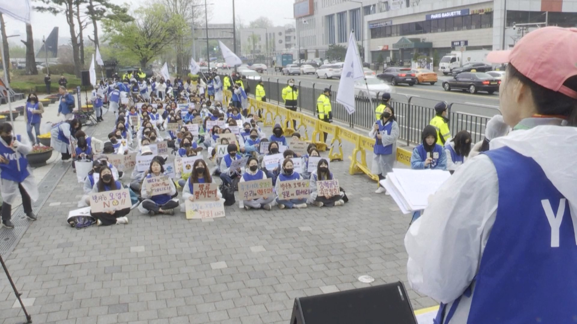 Para pengunjuk rasa mengatakan bahwa membuang air yang terkontaminasi nuklir ke laut tidak hanya menyangkut keselamatan ekosistem laut di negara-negara tetangga bahkan seluruh dunia tetapi juga kesehatan seluruh umat manusia