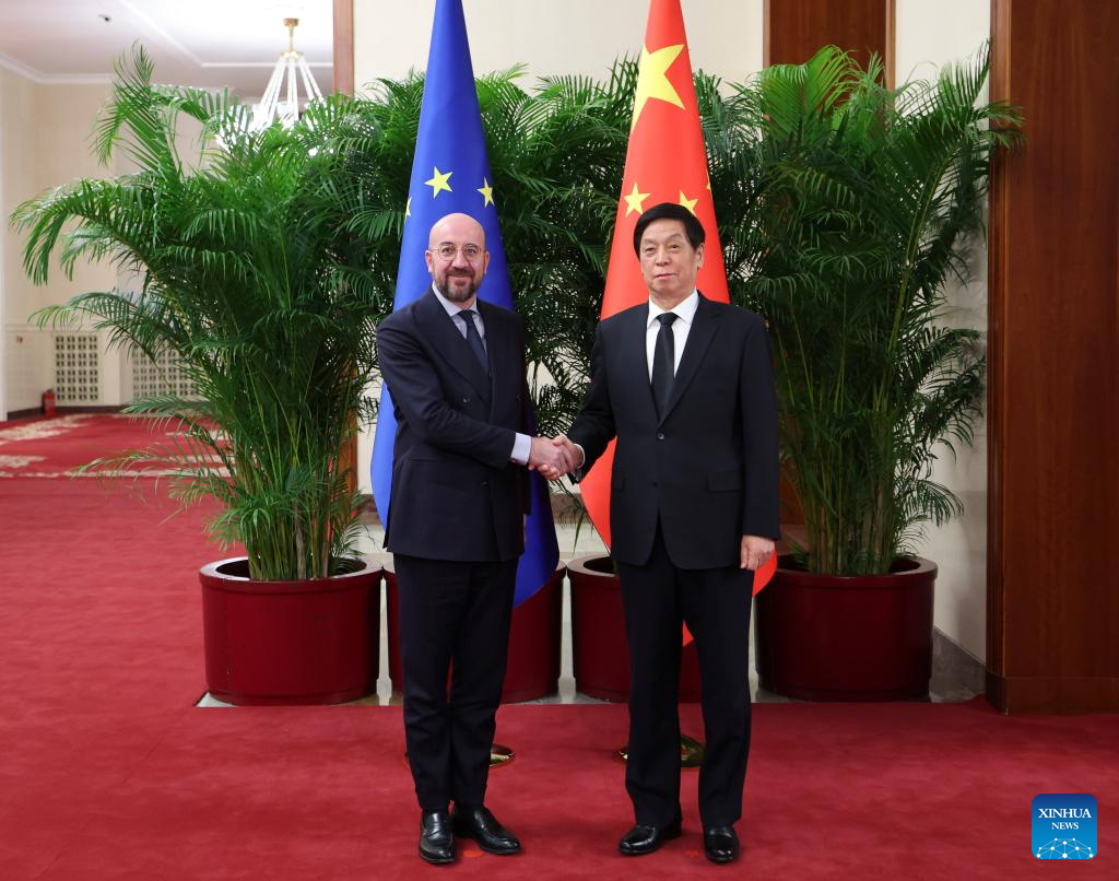 Legislator top Tiongkok Li Zhanshu bertemu dengan Presiden Dewan Eropa Charles Michel yang sedang berkunjung di Beijing pada Kamis (01/12)