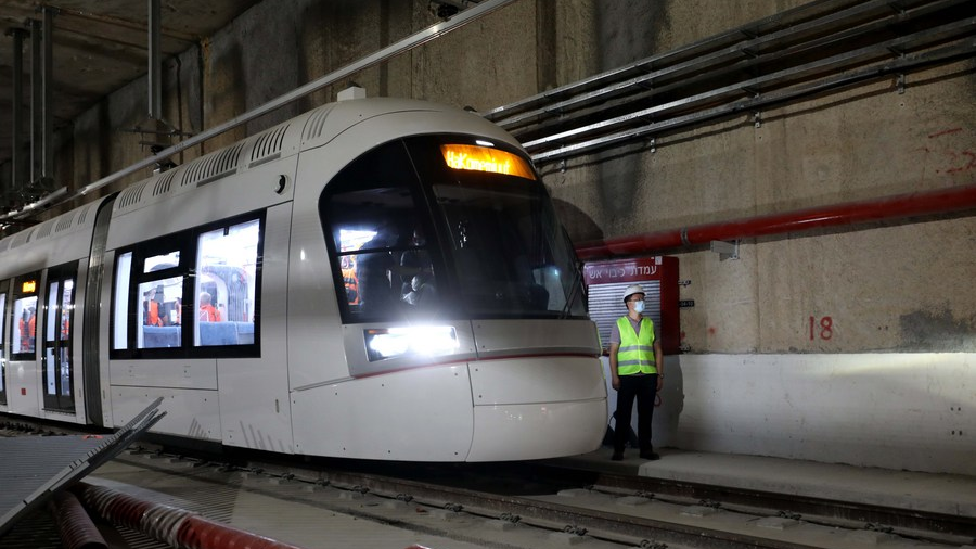 Dua jalur lagi diharapkan akan dibuka dalam proyek kereta ringan Tel Aviv yang pada akhirnya akan mencakup 14 kota dan memiliki 139 stasiun dengan total panjang 90 km