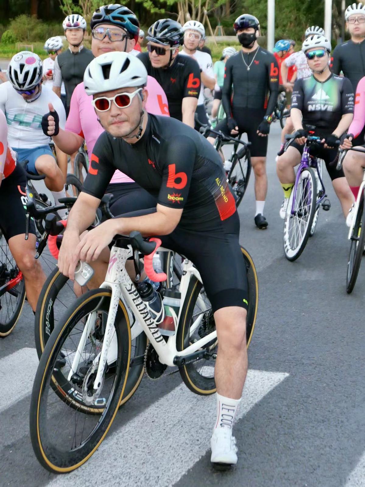 Dari bersepeda yoga dan pickleball koneksi baru dan persahabatan sedang dijalin