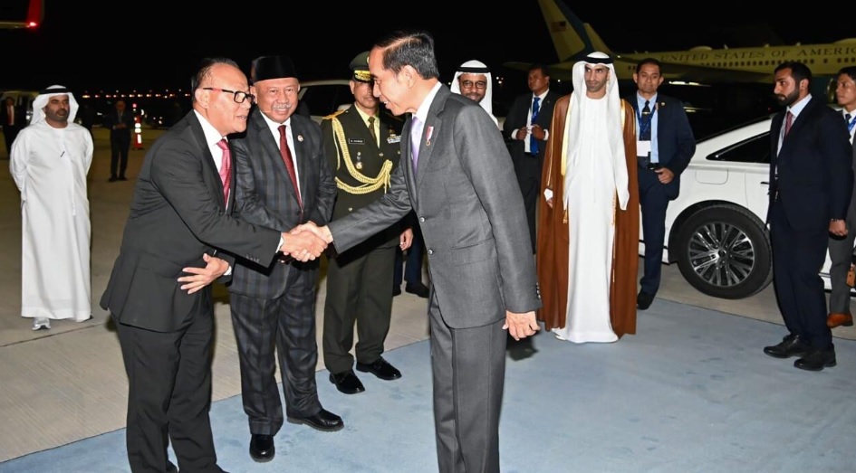 Pesawat Kepresidenan Indonesia-1 yang membawa Presiden beserta rombongan lepas landas melalui Bandara Internasional Al Maktoum pada Sabtu