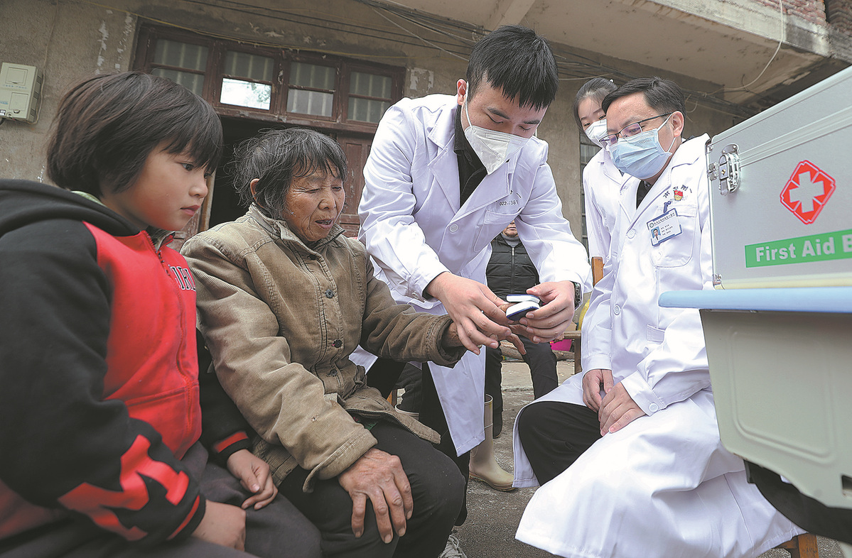 Dokumen tersebut menekankan pentingnya membangun sistem medis dan perawatan kesehatan pedesaan yang berkualitas dan efisien sehingga penduduk dapat menikmati akses ke layanan medis yang lebih adil dan sistematis