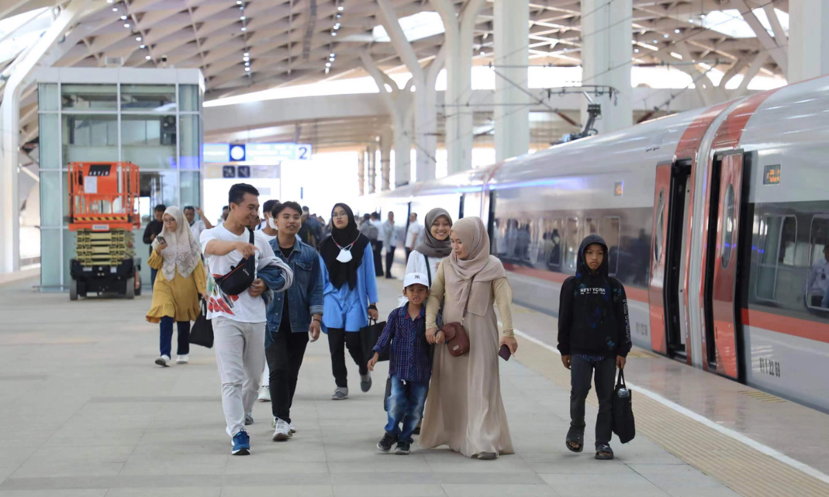 HSR Jakarta-Bandung menangani 383000 perjalanan penumpang pada bulan pertama resmi beroperasi