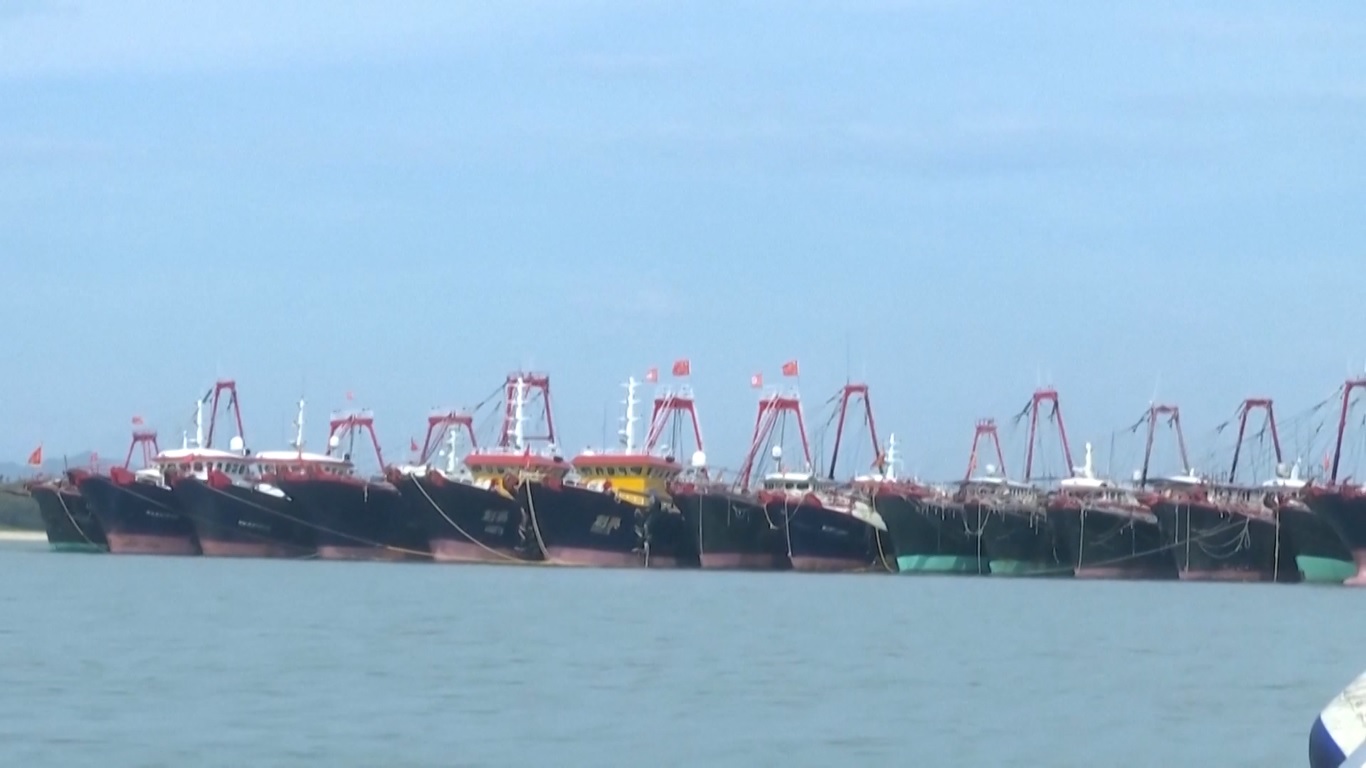 Topan yang semakin kuat diperkirakan akan bergerak ke arah barat