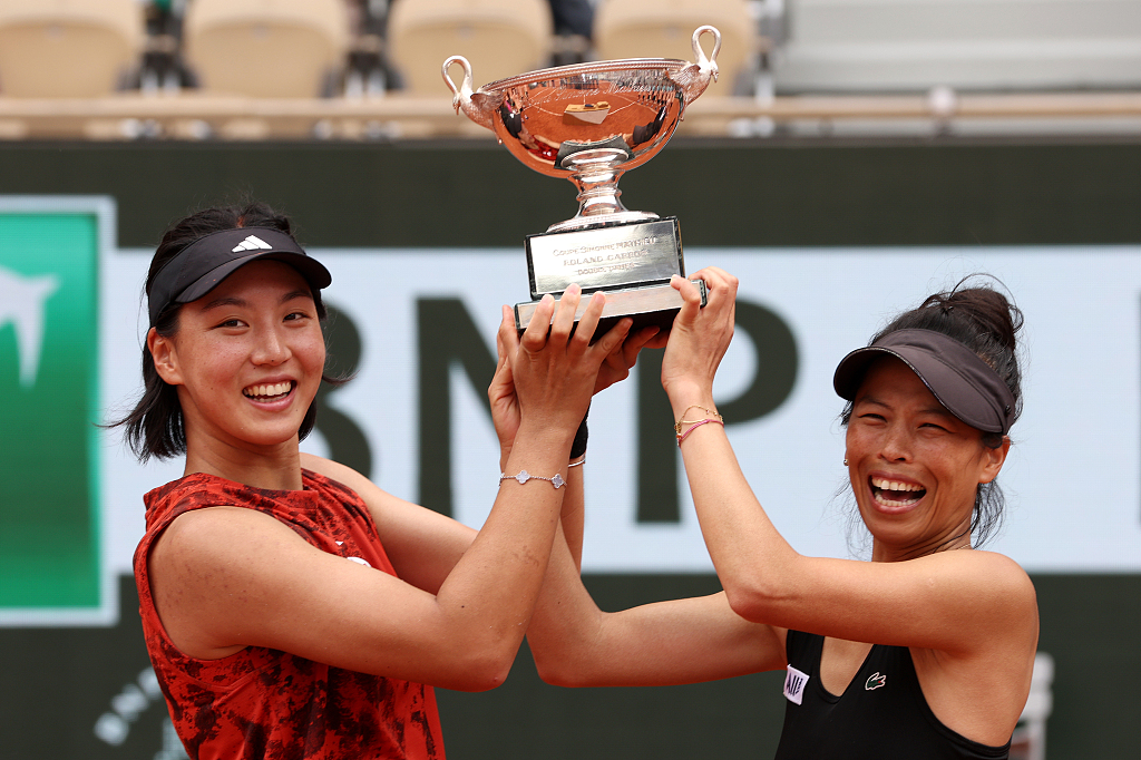 Wang Xinyu dari Tiongkok dan Hsieh Su-wei dari Taiwan mengalahkan pasangan unggulan ke-10 Taylor Townsend dari AS dan Leylah Fernandez dari Kanada 1-6 7-6(5) dan 6-1 di final ganda putri di Prancis Terbuka
