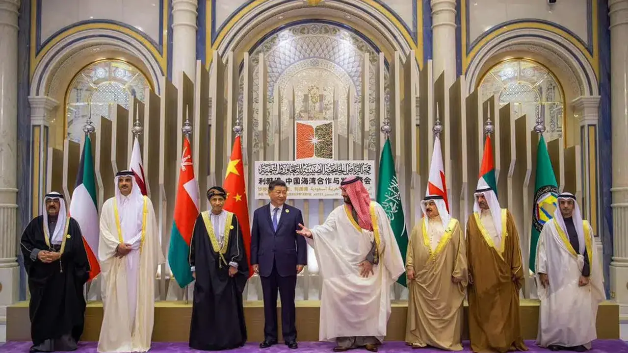 Xi Jinping menyampaian pidato penggas yang bertajuk “Mengembangkan Semangat Persahabatan Tiongkok-Arab