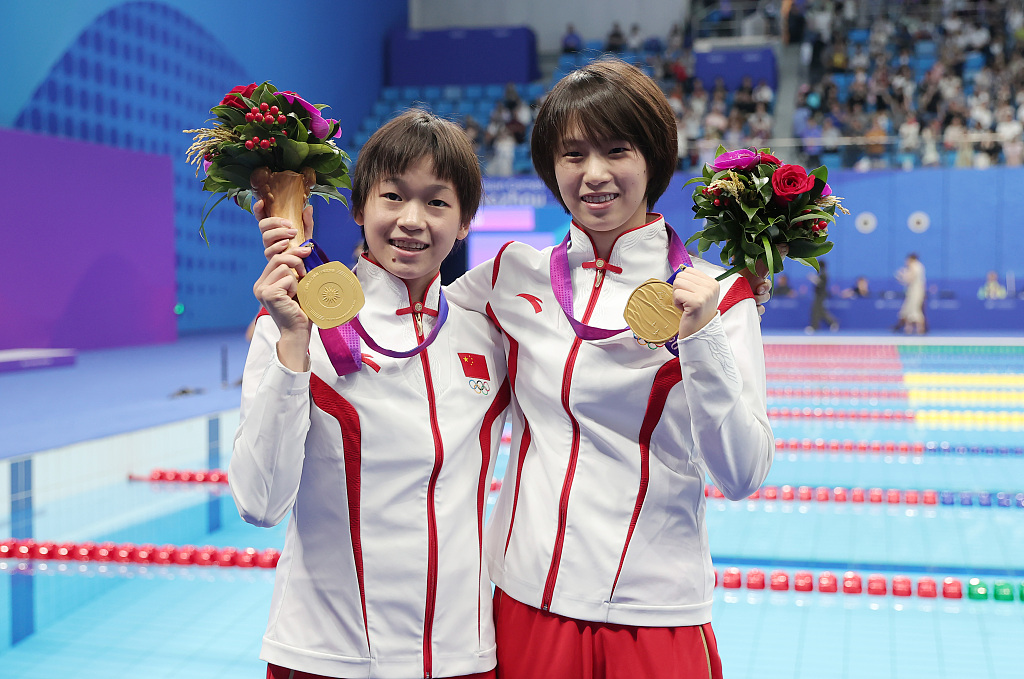 Atlet TiongkokQuan Hongchan dan Chen Yuxi memenangkan medali emas platform sinkron 10 meter putri dengan 375