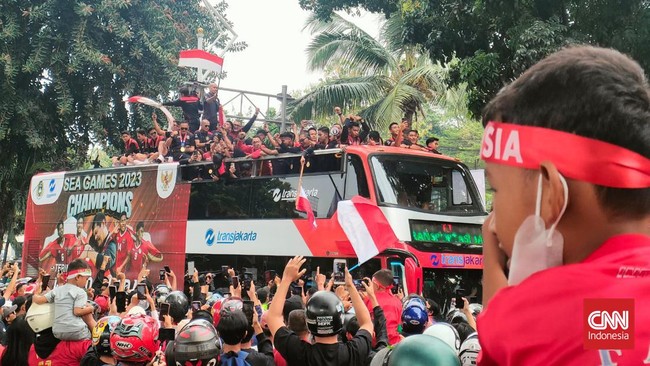 Arak-arakan atau kirab juara usai perhelatan SEA Games