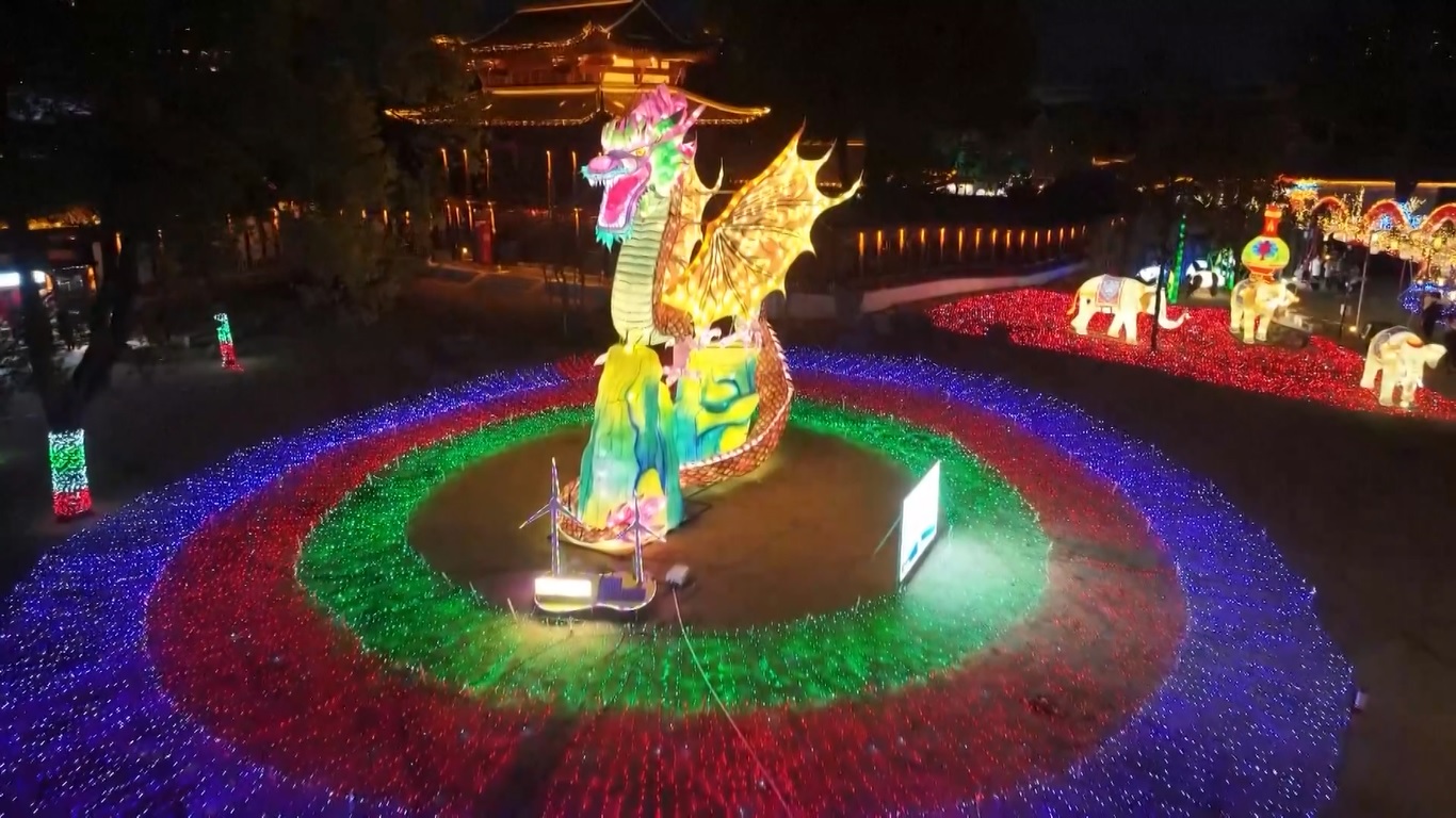 Saat malam tiba di Kota Tongcheng di Provinsi Anhui