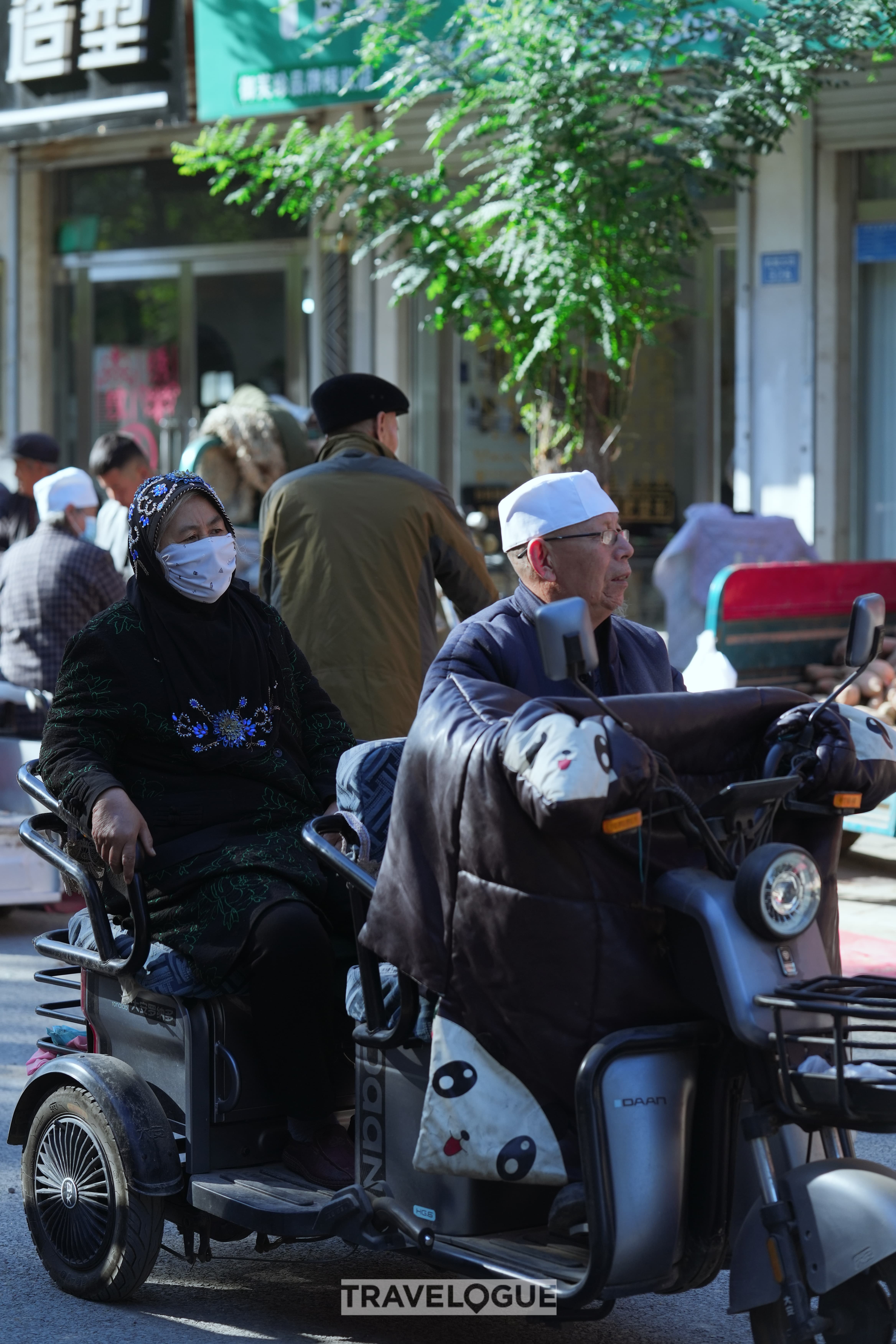Ini adalah ritual pagi mereka kesempatan untuk berbelanja dan untuk menyapa teman-teman dan tetangga