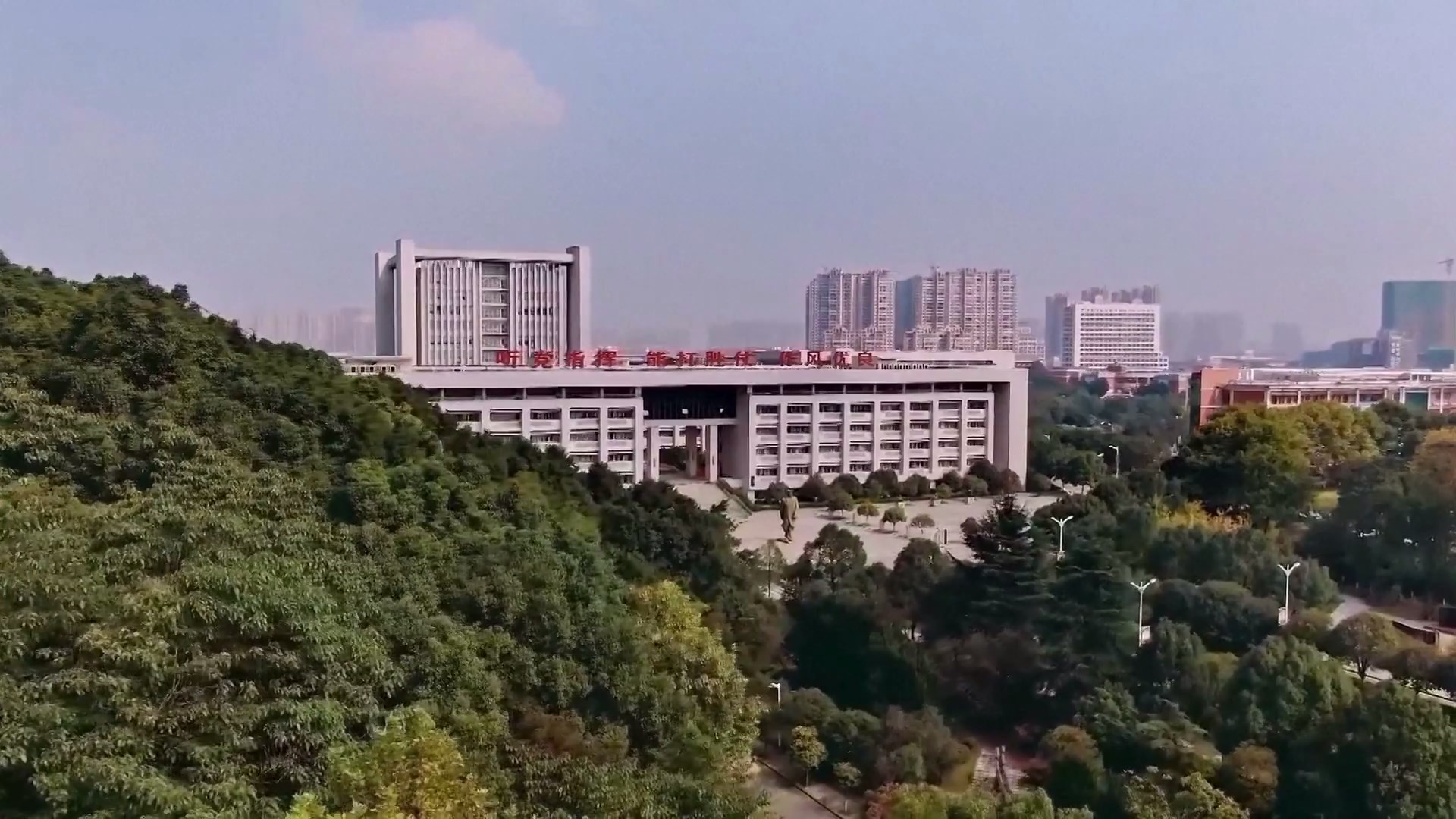 Sebuah tim dari Universitas Teknologi Pertahanan Nasional memenangkan medali emas di Kompetisi Inovasi Mahasiswa Internasional Tiongkok yang baru saja diadakan untuk sistem pemrosesan sinyal akustik bawah air mereka