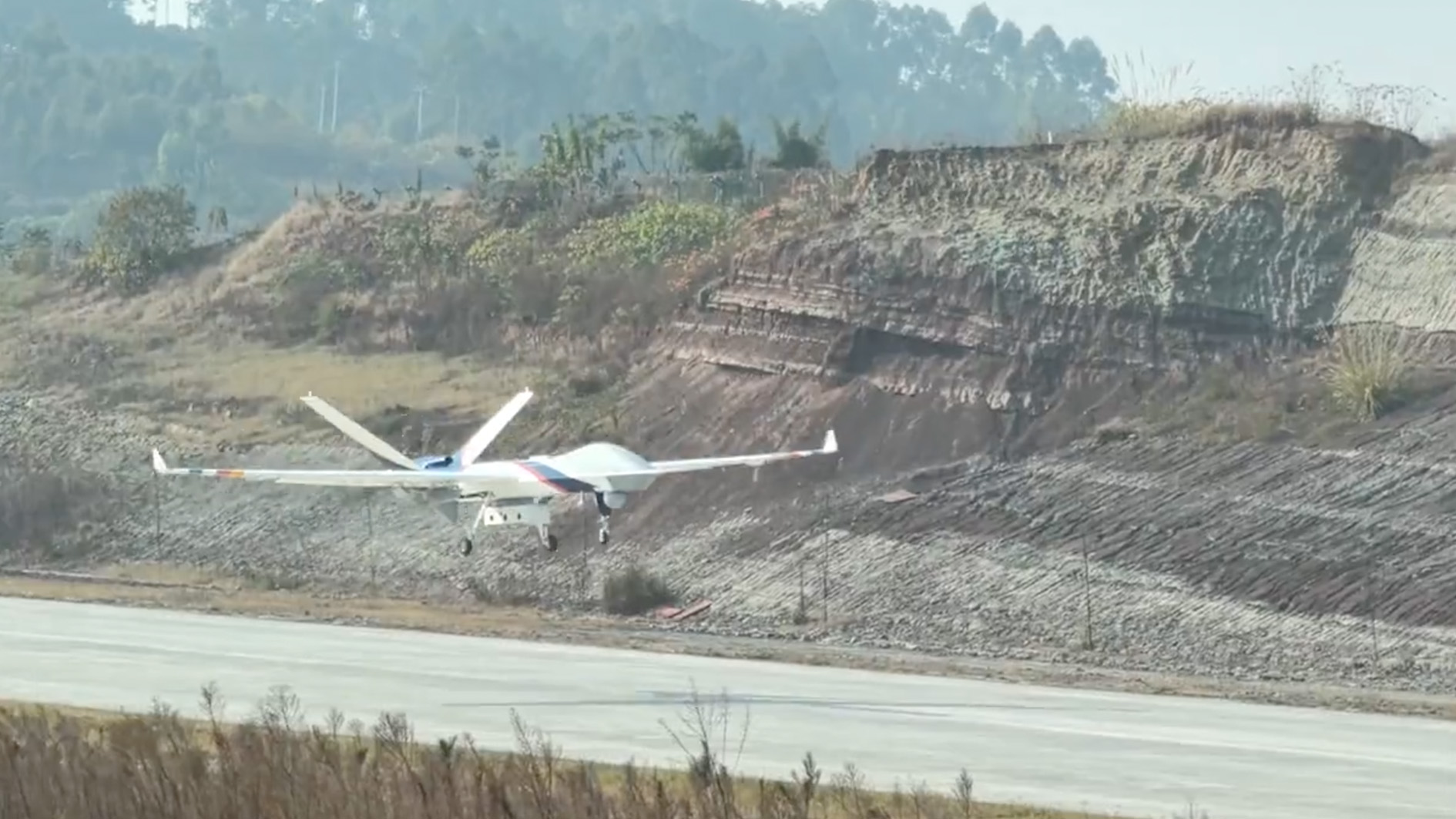 Tiongkok dengan cepat mengerahkan langkah-langkah teknologi tinggi termasuk satelit dan kendaraan udara tak berawak (UAV) untuk penyelamatan darurat setelah gempa berkekuatan 62 skala Richter mengguncang Kabupaten Jishishan di Provinsi Gansu Tiongkok barat laut
