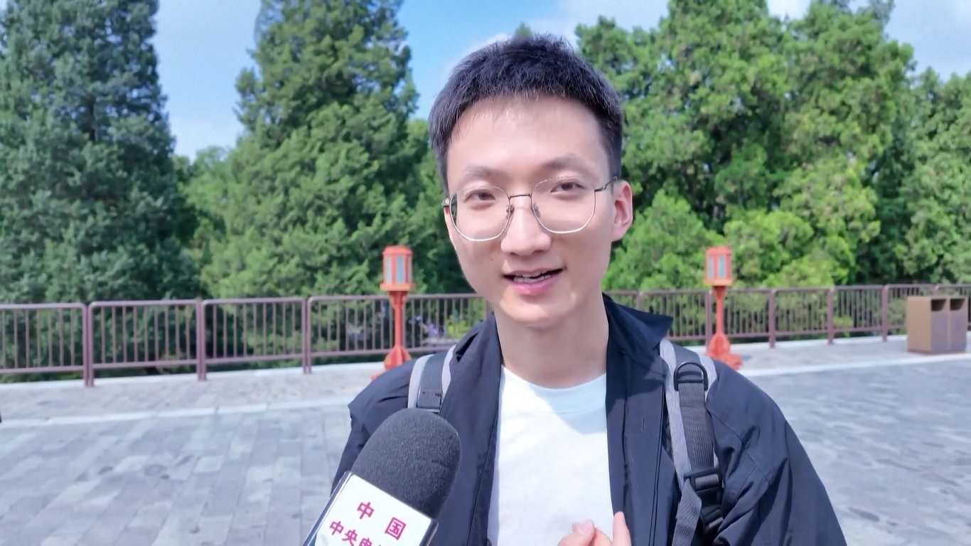 Warga Beijing Berkumpul untuk Menyaksikan Parade Militer Hari Kemenangan Perang Tiongkok di Jalanan