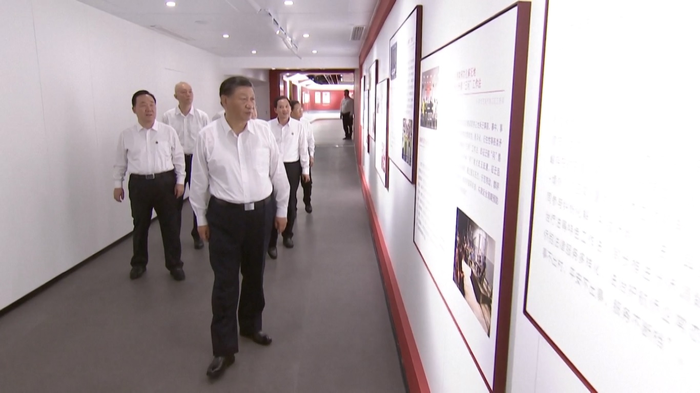 Xi mengunjungi ruang pameran yang menampilkan model Fengqiao untuk mempromosikan tata kelola pemerintahan di tingkat komunitas