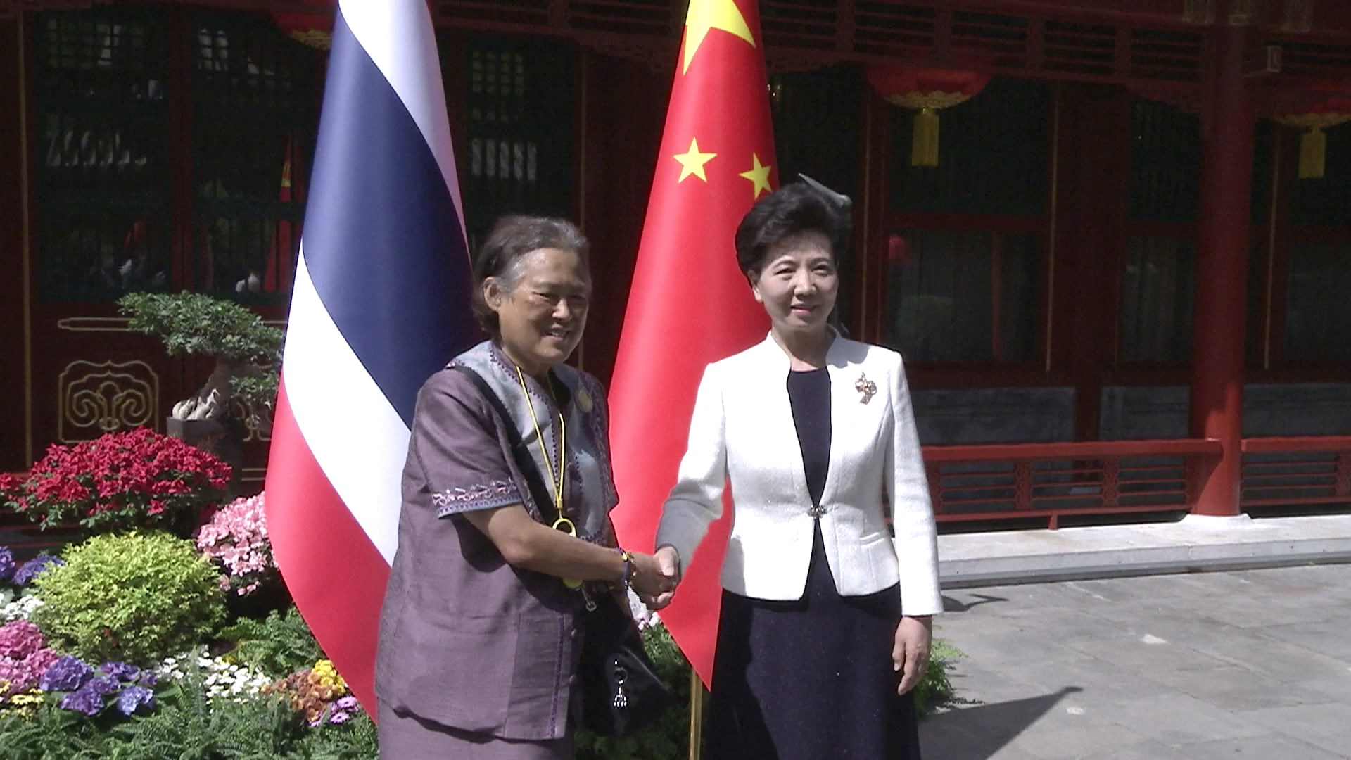 Anggota Dewan Negara Tiongkok Shen Yiqin bertemu dengan Putri Maha Chakri Sirindhorn dari Kerajaan Thailand di Beijing pada hari Minggu