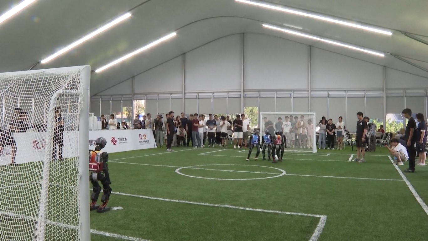 Para Pemain Sepak Bola Robot Bertarung di Babak Kualifikasi Jelang World Humanoid Games Perdana di Beijing
