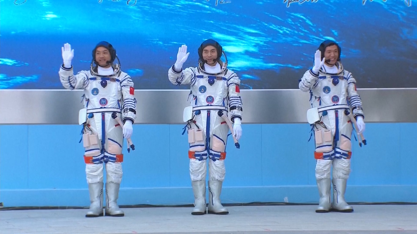 Pesawat luar angkasa di atas roket pembawa Long March-2F itu meluncur pada pukul 20:59 (Waktu Beijing) dari Pusat Peluncuran Satelit Jiuquan di barat laut Tiongkok