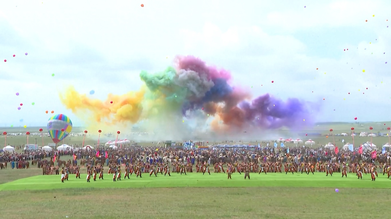 Naadam berarti hiburan atau rekreasi dalam bahasa Mongolia Ini adalah festival tradisional massal yang menampilkan acara olahraga