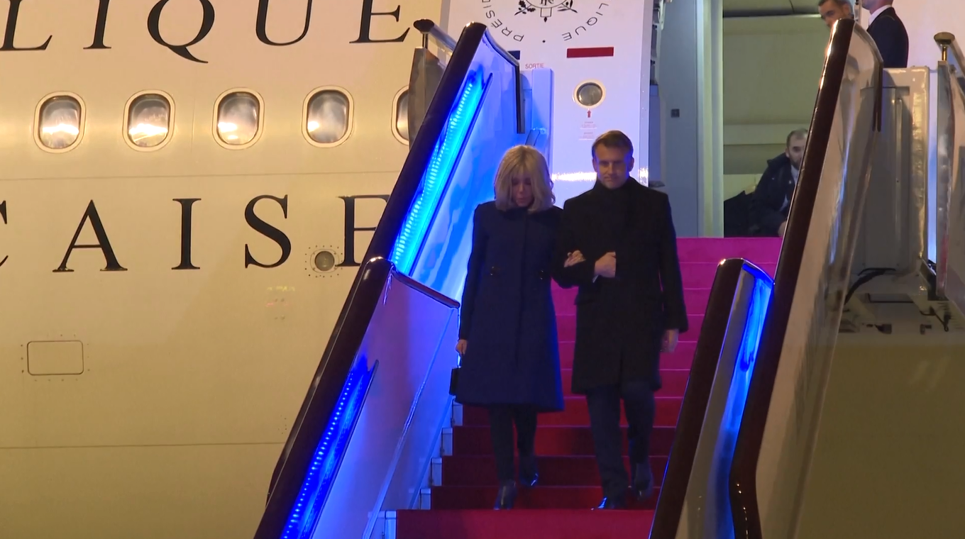 Presiden Prancis Emmanuel Macron Tiba di Chengdu setelah Kunjungan ke Beijing