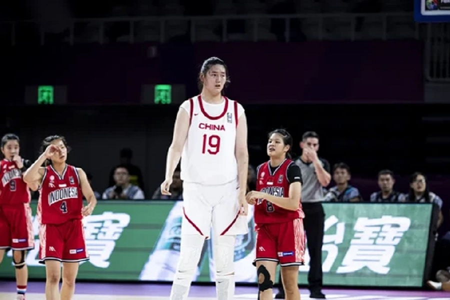 Zhang yang baru berusia 17 tahun ini memiliki tinggi badan yang hampir setara dengan legenda NBA asal Tiongkok  Yao Ming