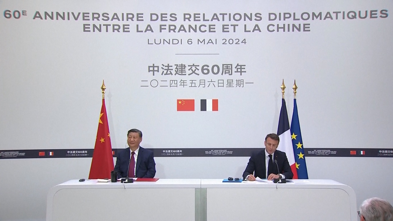 Ini adalah kunjungan kenegaraan kedua oleh kepala negara Tiongkok ke Prancis dalam lima tahun terakhir dan bertepatan dengan peringatan 60 tahun berdirinya hubungan diplomatik kedua negara