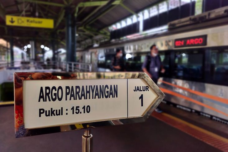 Nantinya harga tiket tersebut tidak akan jauh beda dengan kereta api Argo Parahyangan yang memiliki rute sama dengan kereta cepat Jakarta-Bandung Hal itu dilakukan agar tidak terlalu membebani masyarakat yang akan melakukan berpergian dari Jakarta-Bandung ataupun sebaliknya
