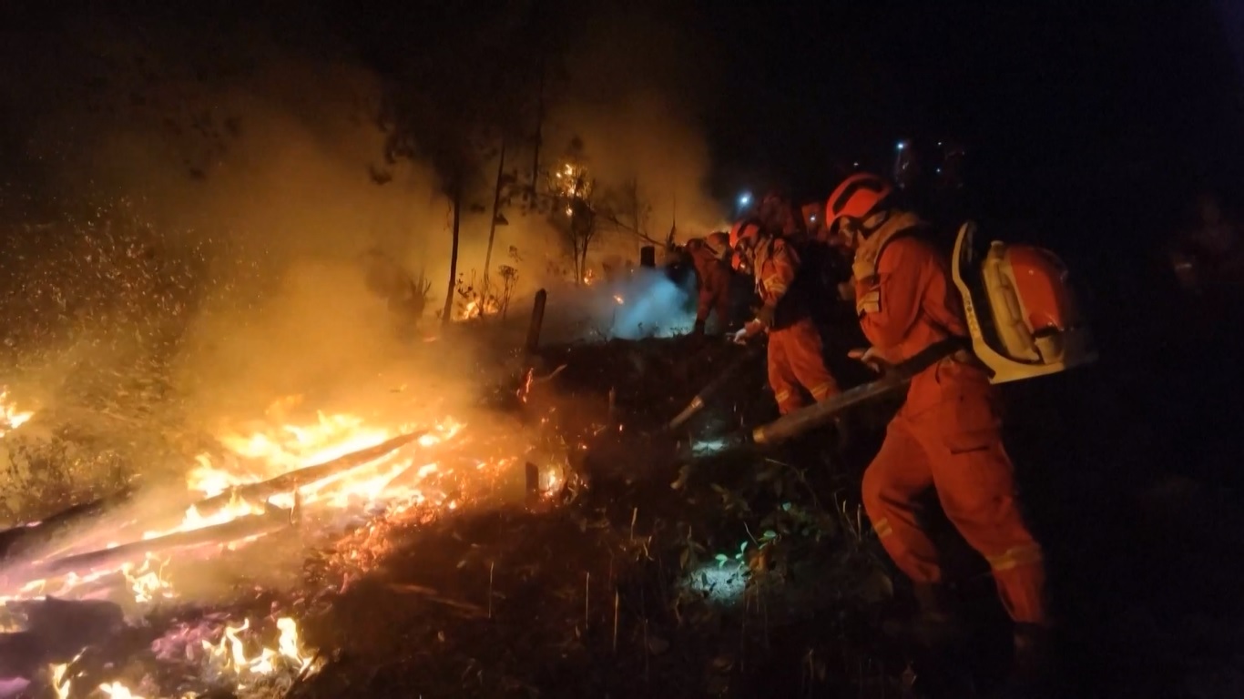 Kebakaran hutan terjadi di Kota Tacheng pada Selasa (11/4) sore dan semakin berkobar akibat angin kencang