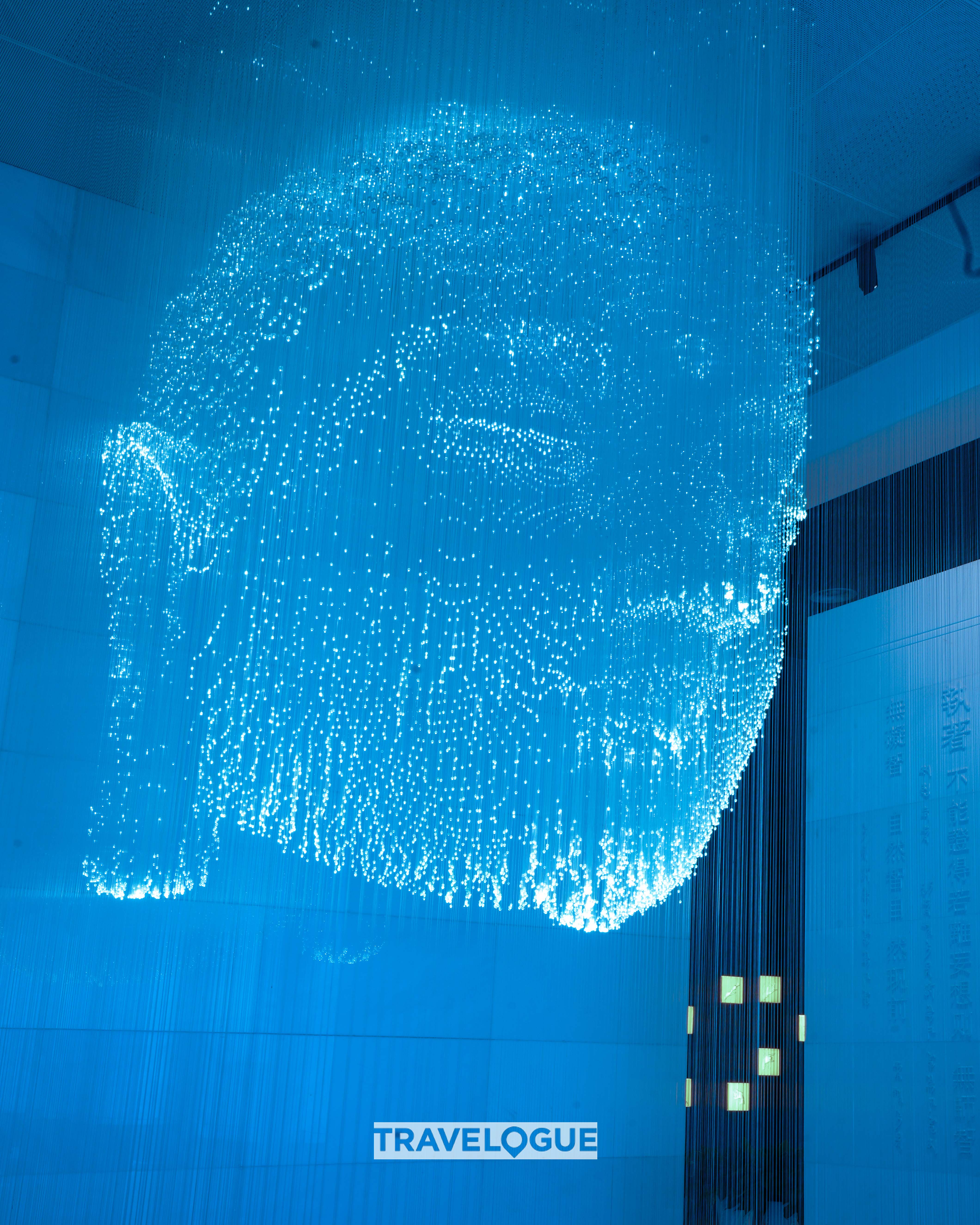 Buddha berteknologi tinggi perpaduan seni kuno dan teknologi kontemporer yang menawan menambahkan sentuhan cerah pada ruang sakral ini