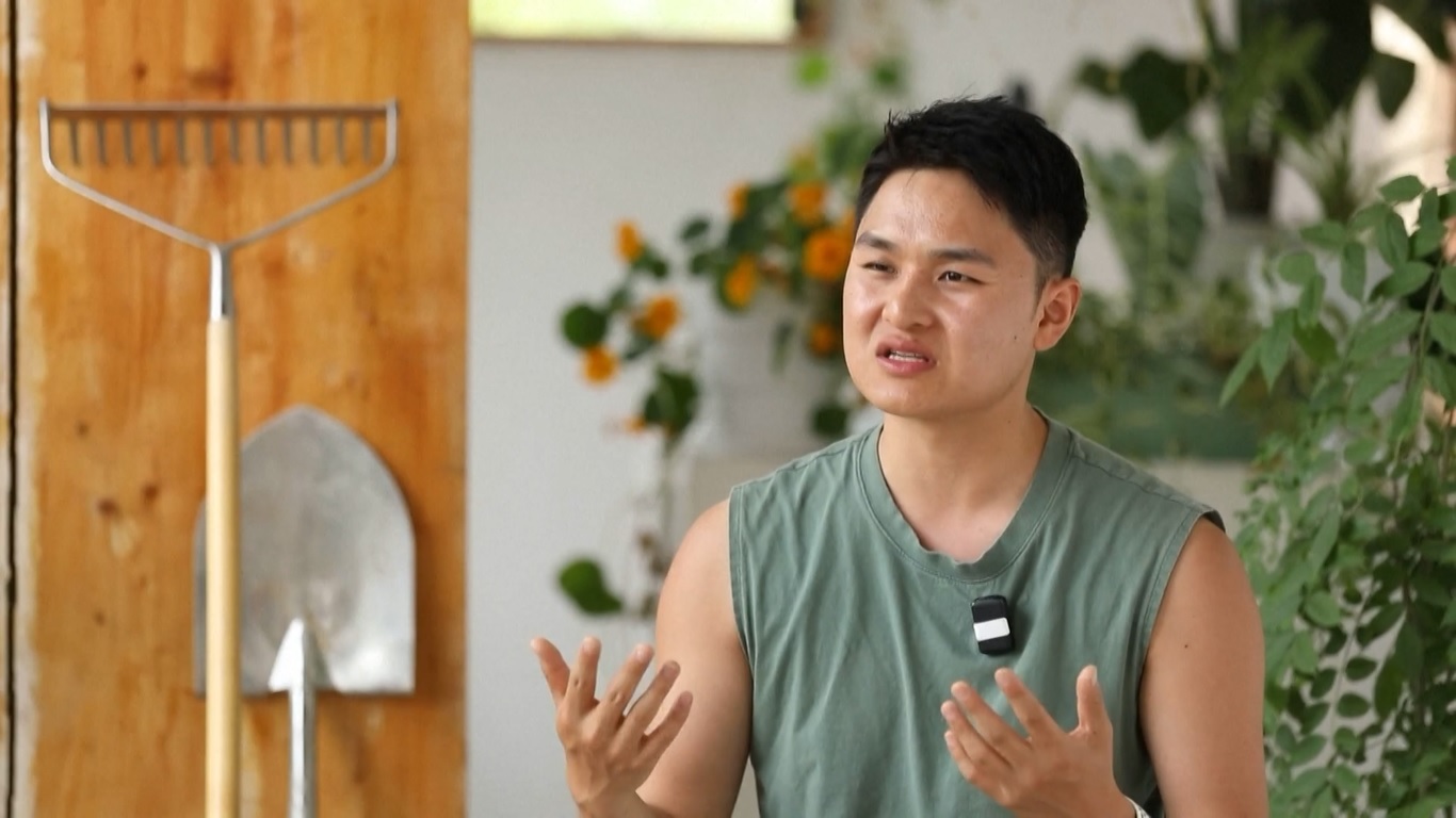 Dia melengkapi lahan pertaniannya dengan drone