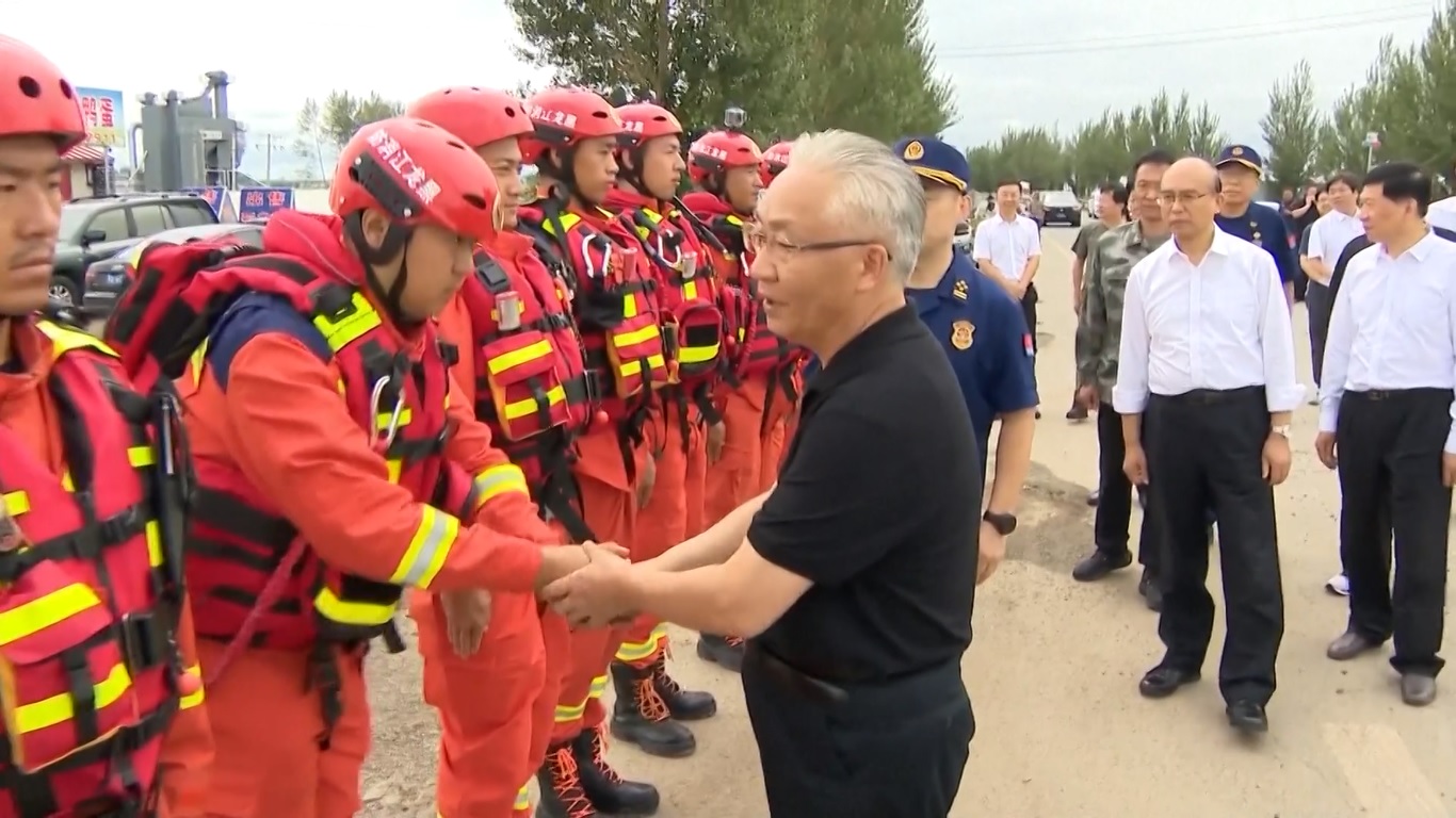 Ia memimpin pekerjaan pengendalian banjir di garis depan pada hari Sabtu (5/8) dan Minggu (6/8)