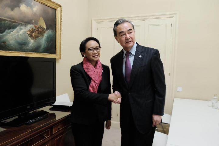 Anggota Dewan Negara sekaligus Menteri Luar Negeri (Menlu) Tiongkok Wang Yi bertemu dengan para utusan diplomatik negara-negara Perhimpunan Bangsa-Bangsa Asia Tenggara (ASEAN) pada Rabu (26/10) di Beijing