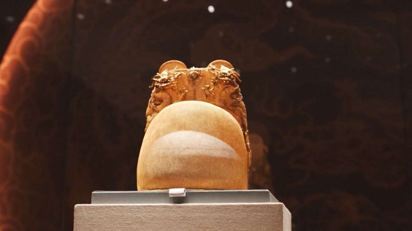 Di antara pameran yang harus dilihat adalah mahkota emas milik Kaisar Wanli