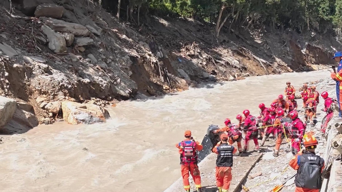 Medan yang Berbahaya Menghambat Operasi Penyelamatan Longsor di Pelabuhan Perbatasan Xizang