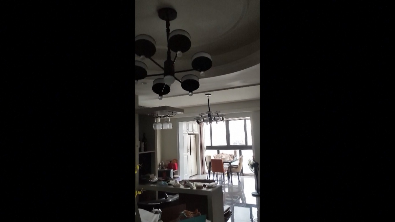 Pusat gempa berjarak sekitar 735 kilometer dari ibu kota Zhejiang