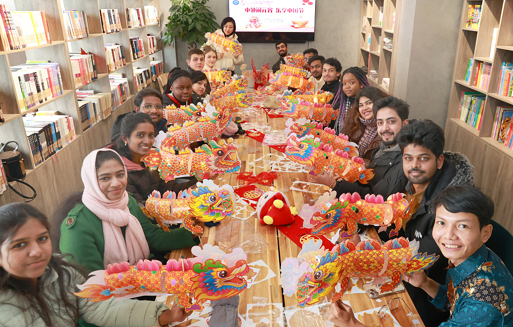 Mahasiswa internasional di Nantong Tiongkok timur memiliki kesempatan untuk menikmati keceriaan Festival Lentera akhir pekan ini dan semangat Tahun Naga