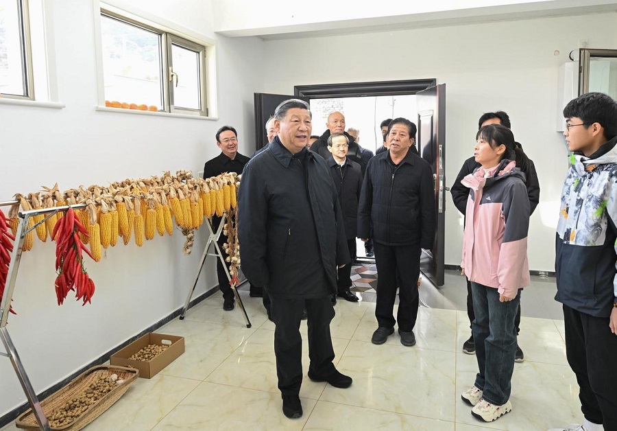 Xi Jinping datang di rumah korban bencana untuk menengok mereka