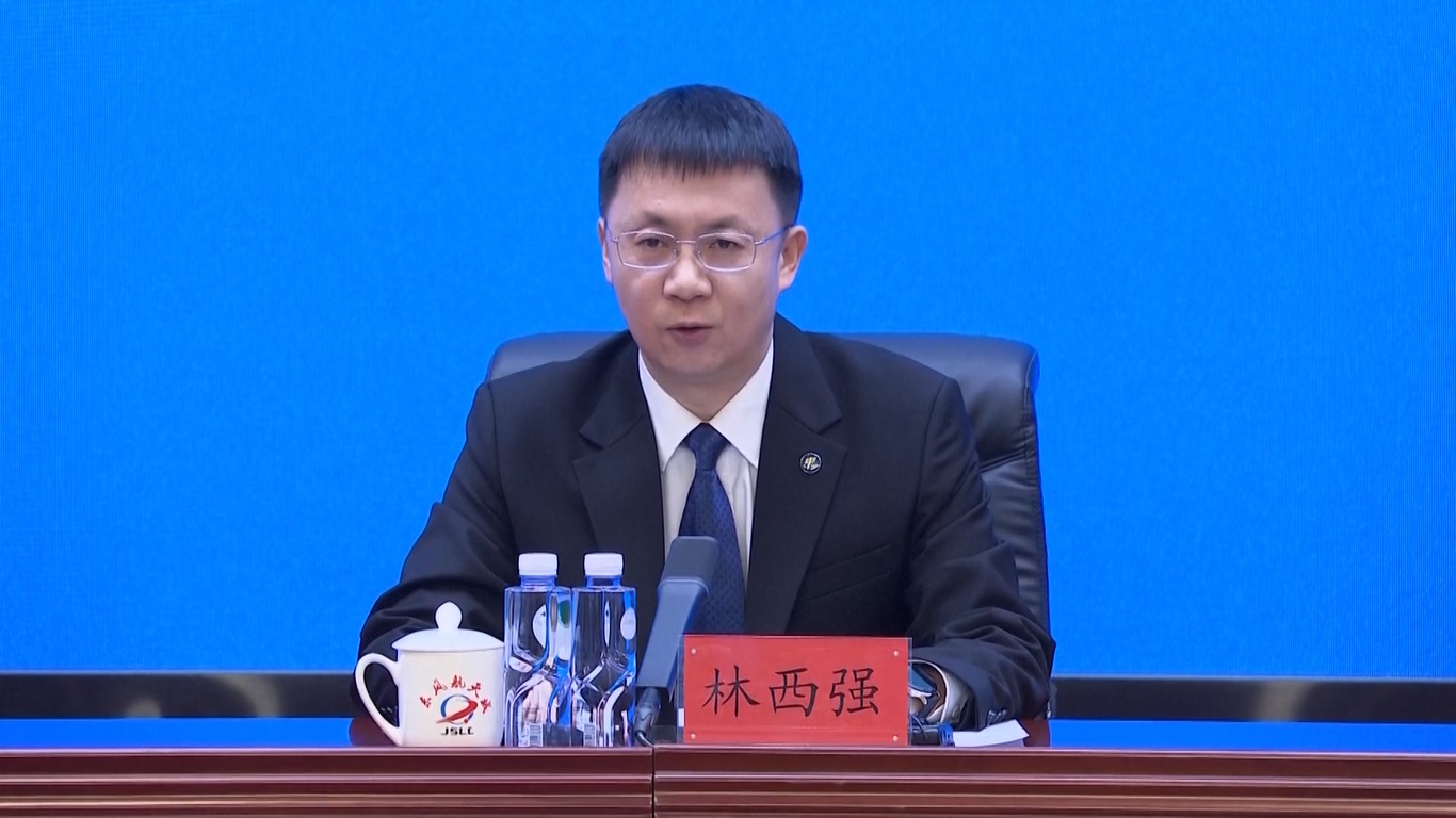 Pada konferensi pers di pusat peluncuran