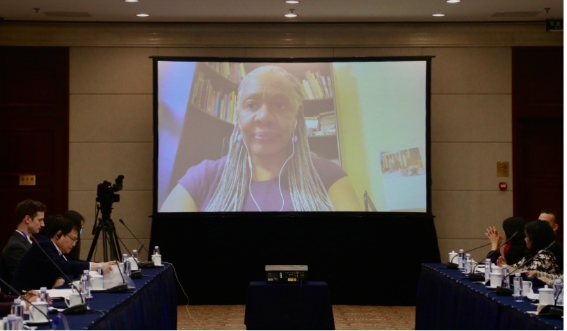 Para pakar pada umumnya berpendapat bentuk dari demokrasi berbeda-beda sebuah negara demokrasi atau tidak harus ditentukan oleh rakyatnya sendiri