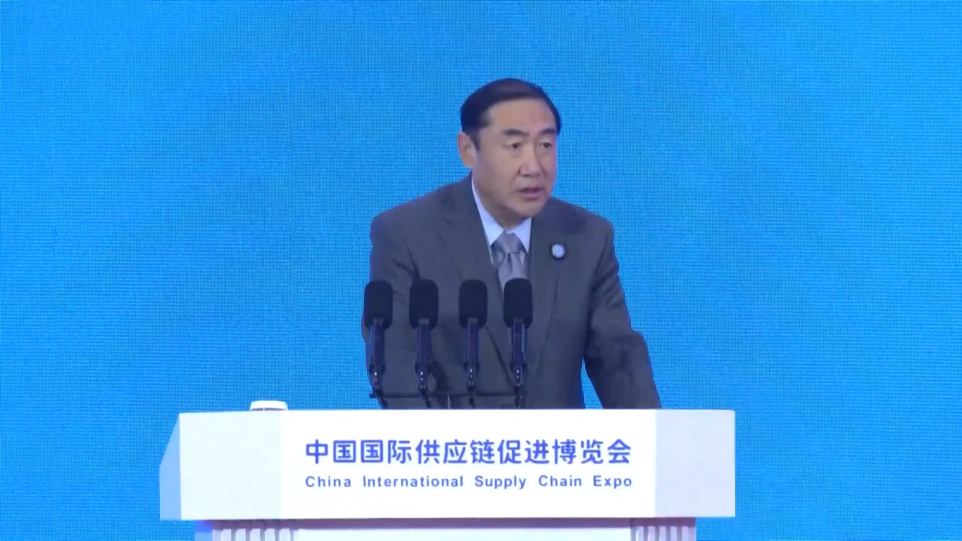 Laporan tersebut menyoroti bahwa Tiongkok telah membangun ekosistem industri yang komprehensif yang mencakup area-area utama seperti chip dasar