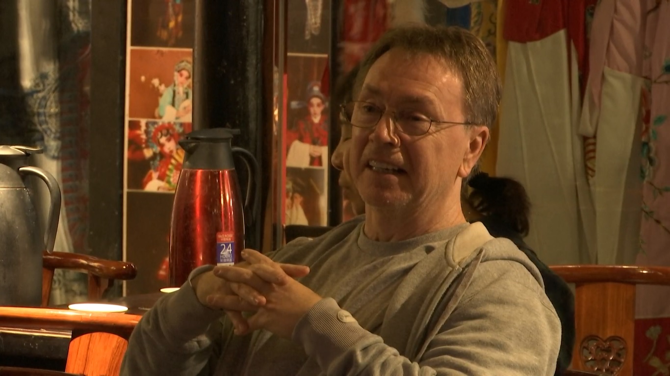 Rumah-rumah dan toko-toko kayu bergaya Dinasti Qing (1644-1911) yang penuh dengan lentera merah menambah daya tarik Jinli